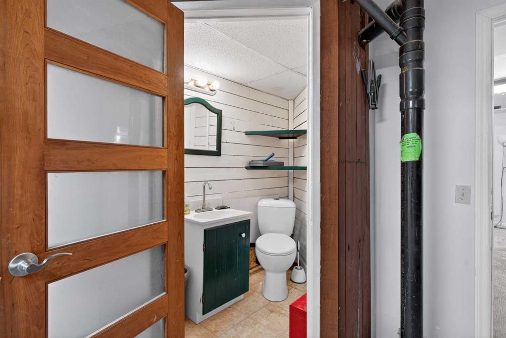124 Lynnbrook Road Se, Calgary, AB - Indoor Photo Showing Bathroom