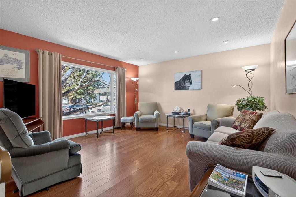 124 Lynnbrook Road Se, Calgary, AB - Indoor Photo Showing Living Room