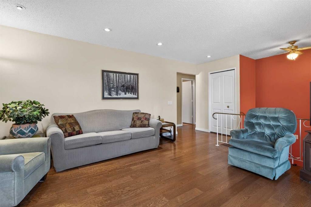 124 Lynnbrook Road Se, Calgary, AB - Indoor Photo Showing Living Room
