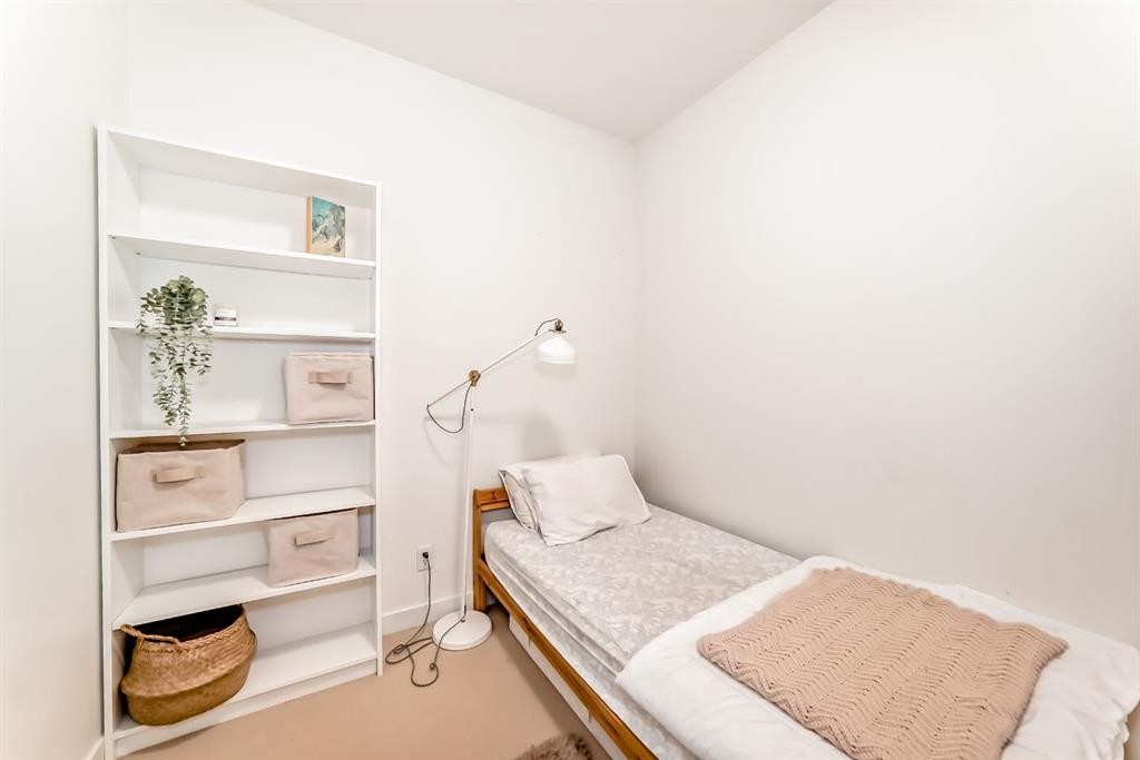 404-1000 Centre Avenue Ne, Calgary, AB - Indoor Photo Showing Bedroom