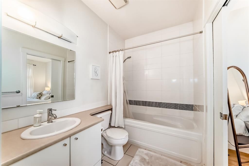 404-1000 Centre Avenue Ne, Calgary, AB - Indoor Photo Showing Bathroom