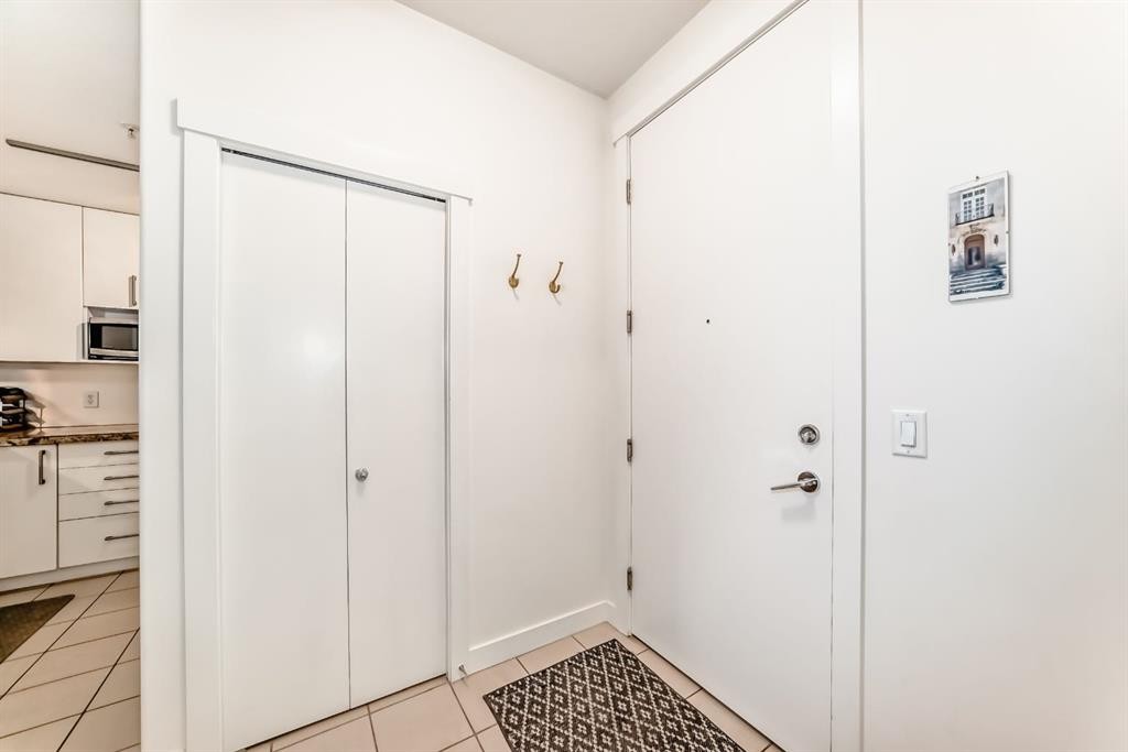 404-1000 Centre Avenue Ne, Calgary, AB - Indoor Photo Showing Other Room