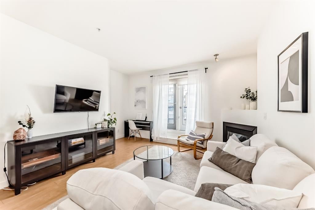 404-1000 Centre Avenue Ne, Calgary, AB - Indoor Photo Showing Living Room