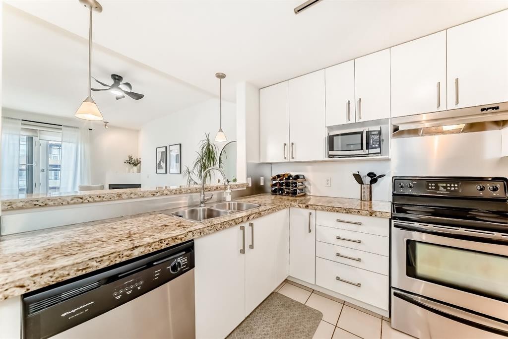 404-1000 Centre Avenue Ne, Calgary, AB - Indoor Photo Showing Kitchen With Stainless Steel Kitchen With Double Sink With Upgraded Kitchen