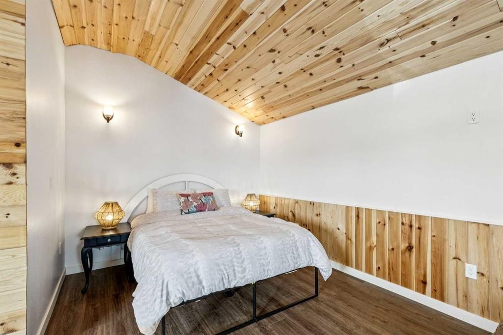 240 Cottageclub Crescent, Rural Rocky View County, AB - Indoor Photo Showing Bedroom