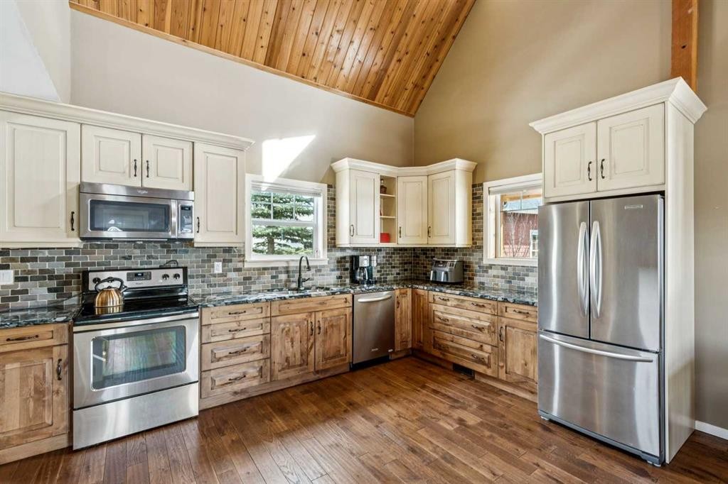 240 Cottageclub Crescent, Rural Rocky View County, AB - Indoor Photo Showing Kitchen With Upgraded Kitchen