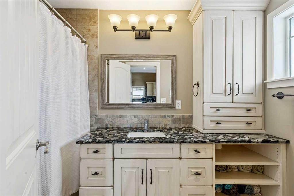 240 Cottageclub Crescent, Rural Rocky View County, AB - Indoor Photo Showing Bathroom