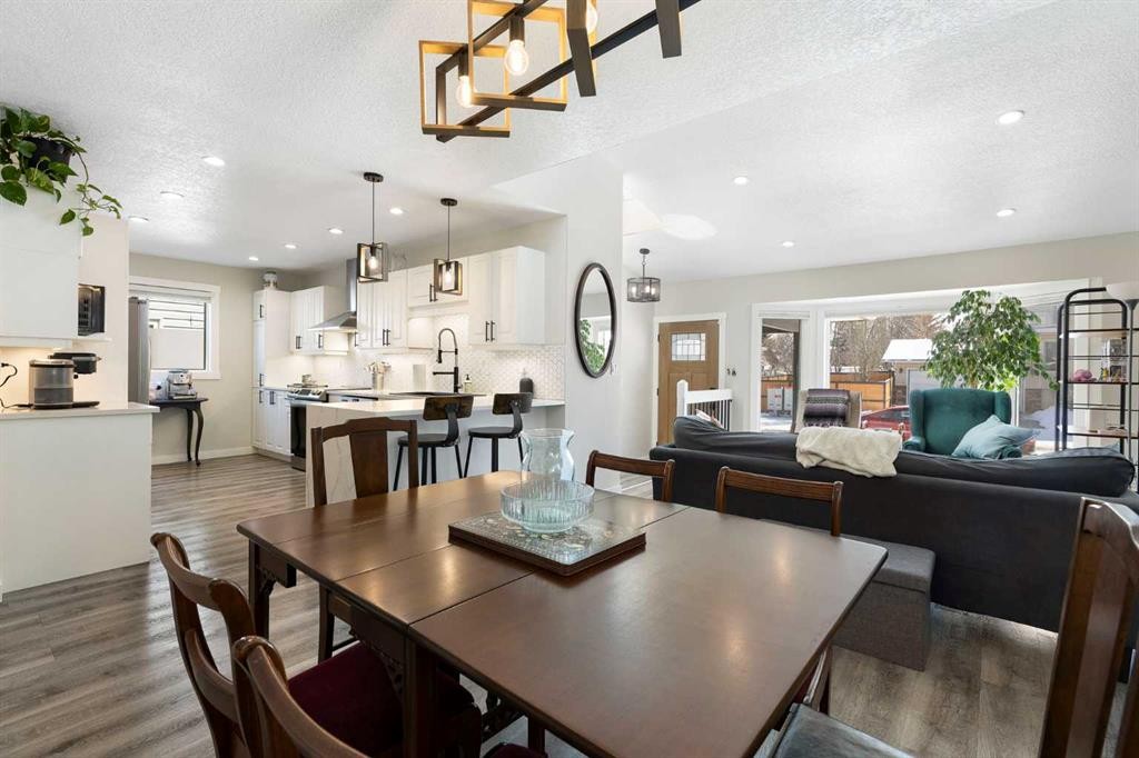 48 Cedargrove Road Sw, Calgary, AB - Indoor Photo Showing Dining Room