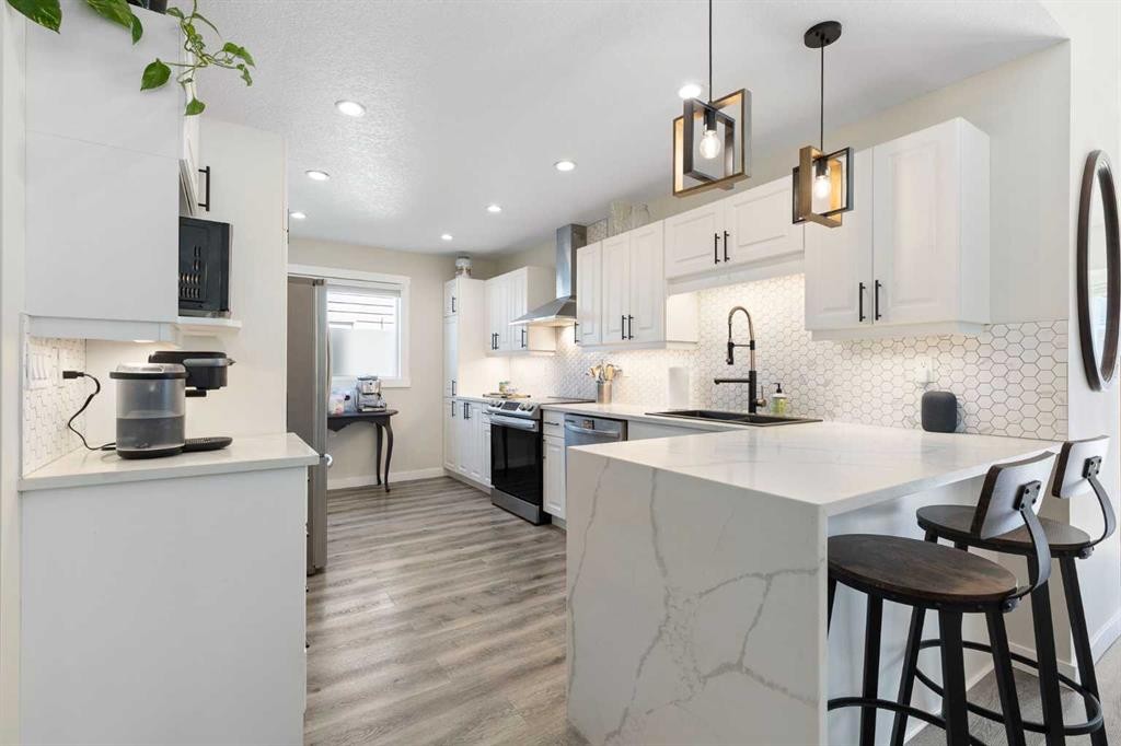 48 Cedargrove Road Sw, Calgary, AB - Indoor Photo Showing Kitchen With Upgraded Kitchen