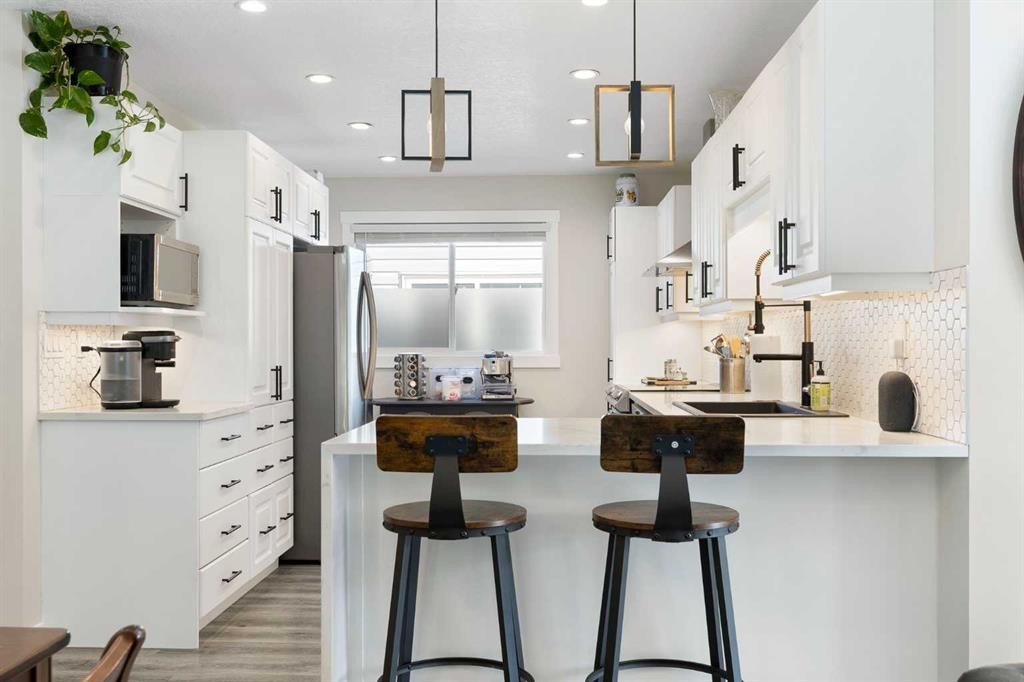 48 Cedargrove Road Sw, Calgary, AB - Indoor Photo Showing Kitchen With Upgraded Kitchen