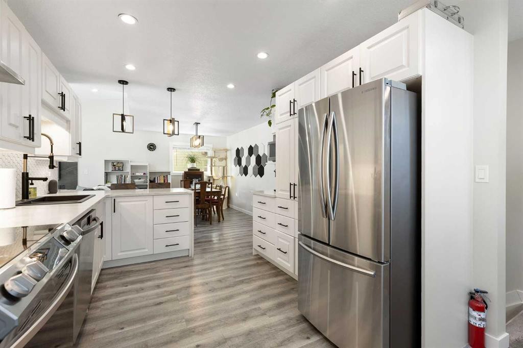 48 Cedargrove Road Sw, Calgary, AB - Indoor Photo Showing Kitchen With Upgraded Kitchen