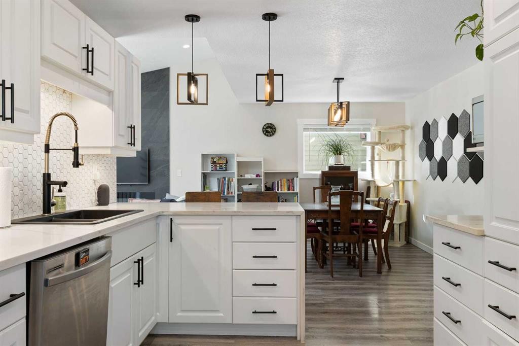 48 Cedargrove Road Sw, Calgary, AB - Indoor Photo Showing Kitchen With Upgraded Kitchen