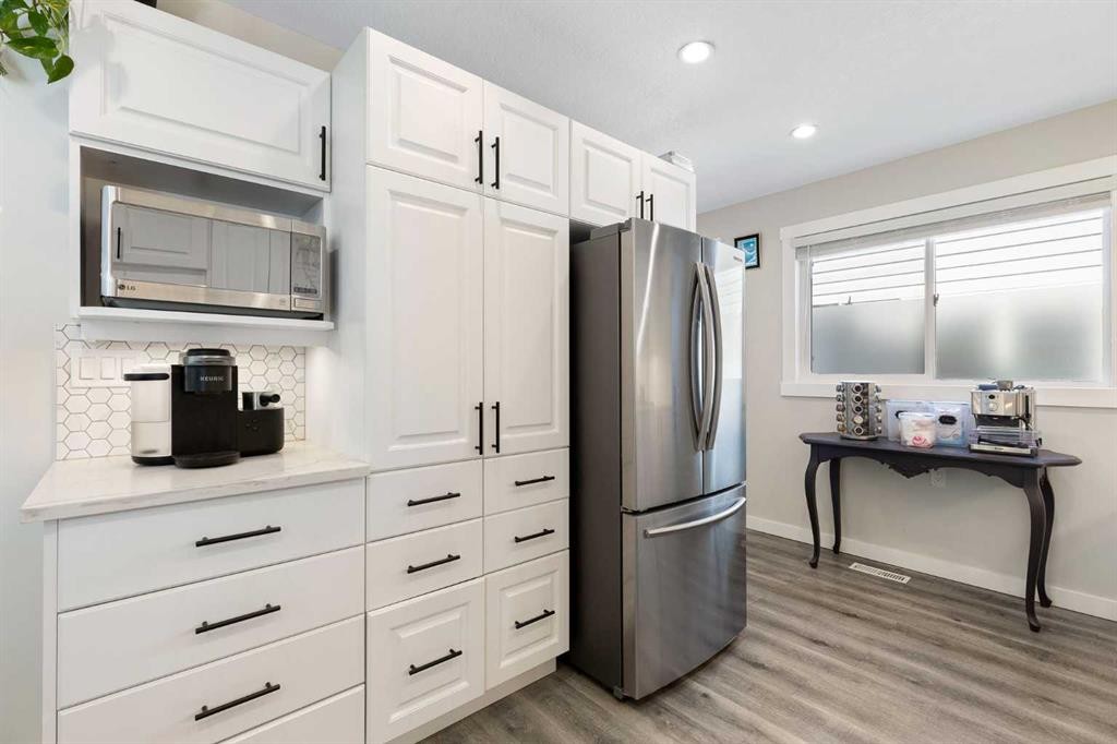 48 Cedargrove Road Sw, Calgary, AB - Indoor Photo Showing Other Room