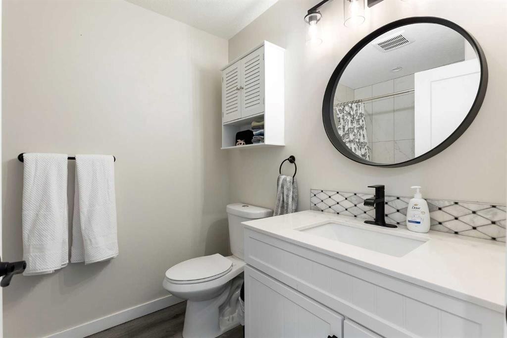 48 Cedargrove Road Sw, Calgary, AB - Indoor Photo Showing Bathroom