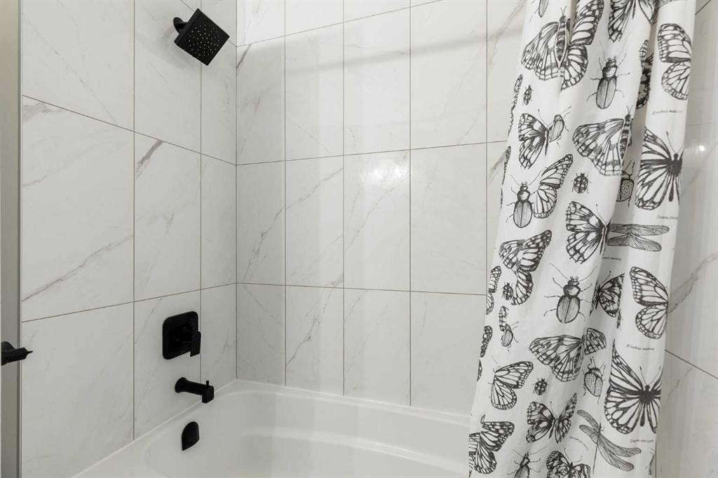 48 Cedargrove Road Sw, Calgary, AB - Indoor Photo Showing Bathroom