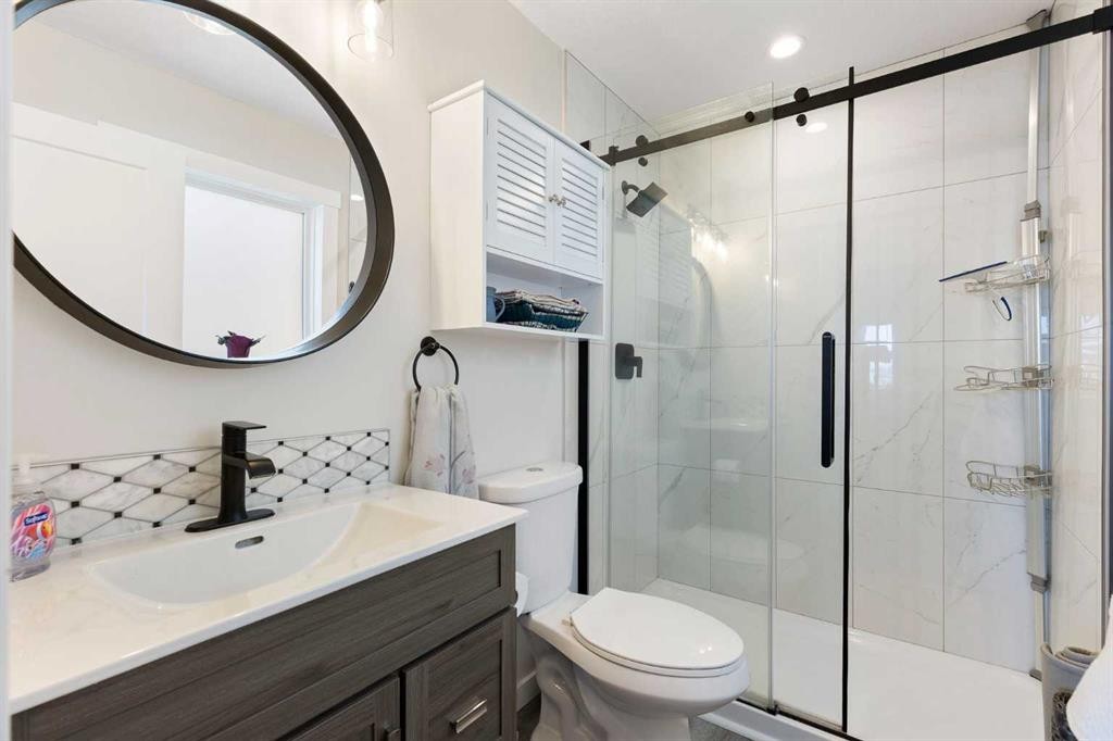 48 Cedargrove Road Sw, Calgary, AB - Indoor Photo Showing Bathroom