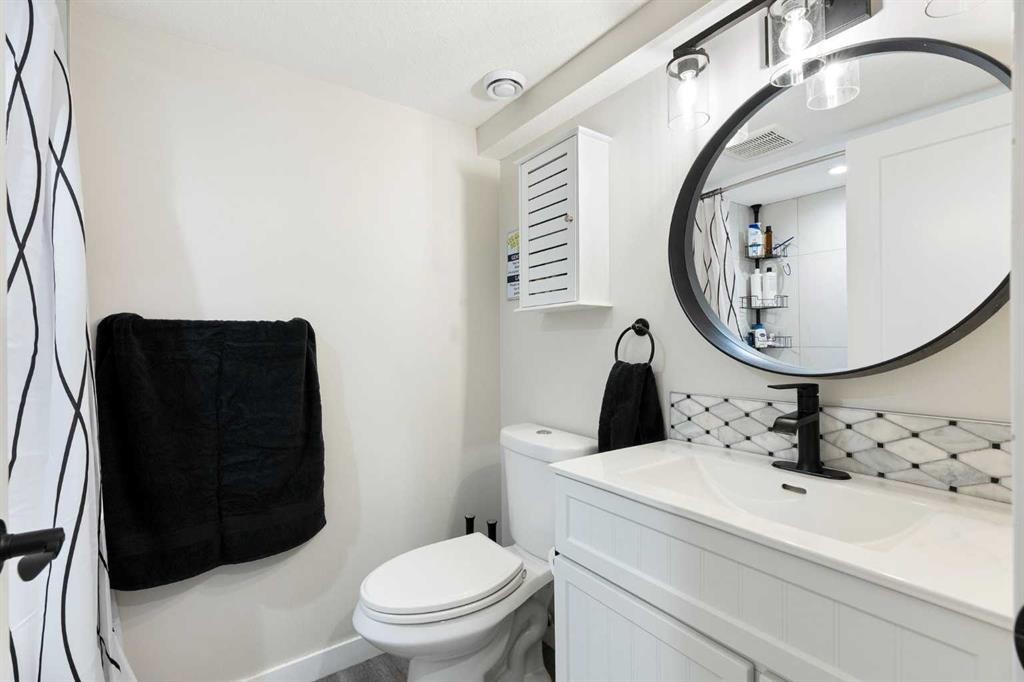 48 Cedargrove Road Sw, Calgary, AB - Indoor Photo Showing Bathroom