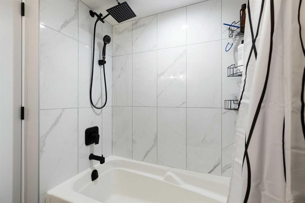 48 Cedargrove Road Sw, Calgary, AB - Indoor Photo Showing Bathroom