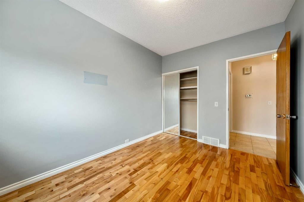 1017 Mckinnon Drive Ne, Calgary, AB - Indoor Photo Showing Other Room