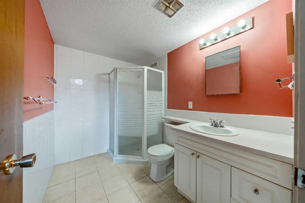 1017 Mckinnon Drive Ne, Calgary, AB - Indoor Photo Showing Bathroom