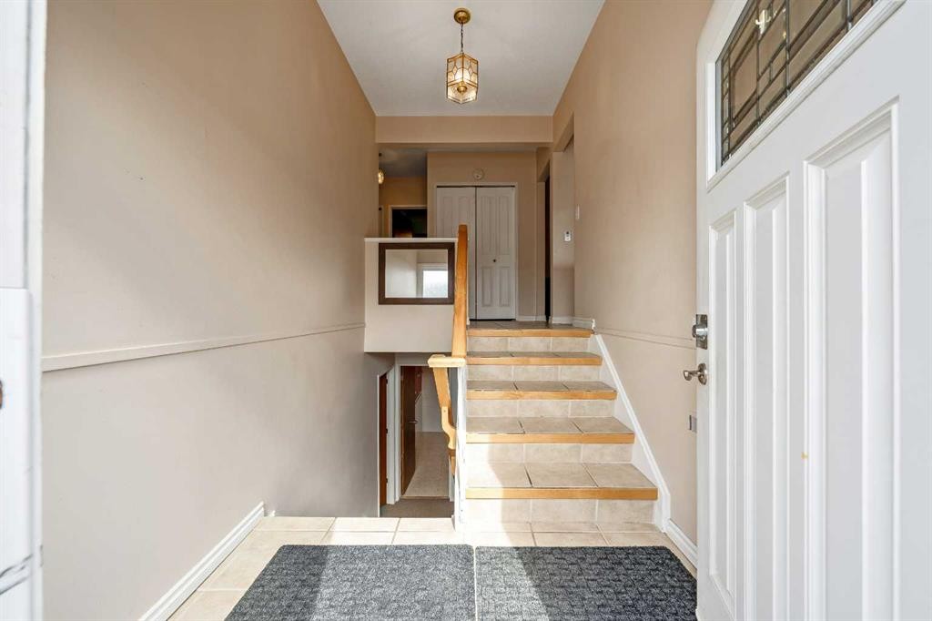 1017 Mckinnon Drive Ne, Calgary, AB - Indoor Photo Showing Other Room