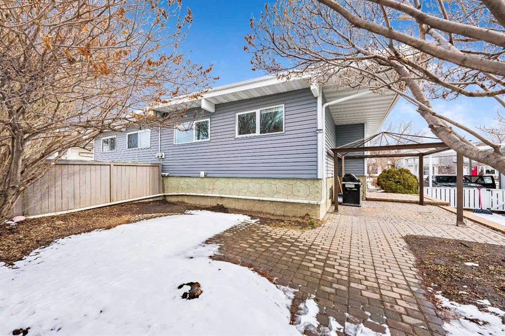 1017 Mckinnon Drive Ne, Calgary, AB - Outdoor