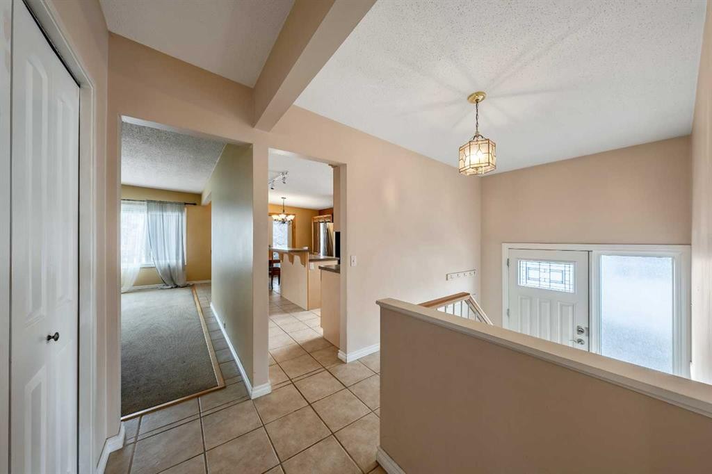 1017 Mckinnon Drive Ne, Calgary, AB - Indoor Photo Showing Other Room