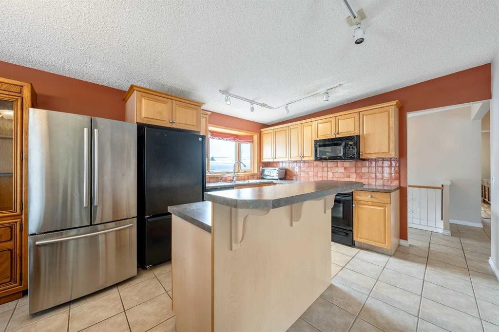 1017 Mckinnon Drive Ne, Calgary, AB - Indoor Photo Showing Kitchen
