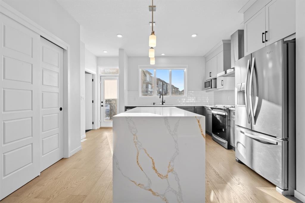 153 Edith Way Nw, Calgary, AB - Indoor Photo Showing Kitchen With Stainless Steel Kitchen With Upgraded Kitchen