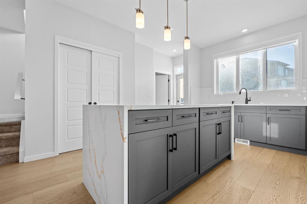 153 Edith Way Nw, Calgary, AB - Indoor Photo Showing Kitchen