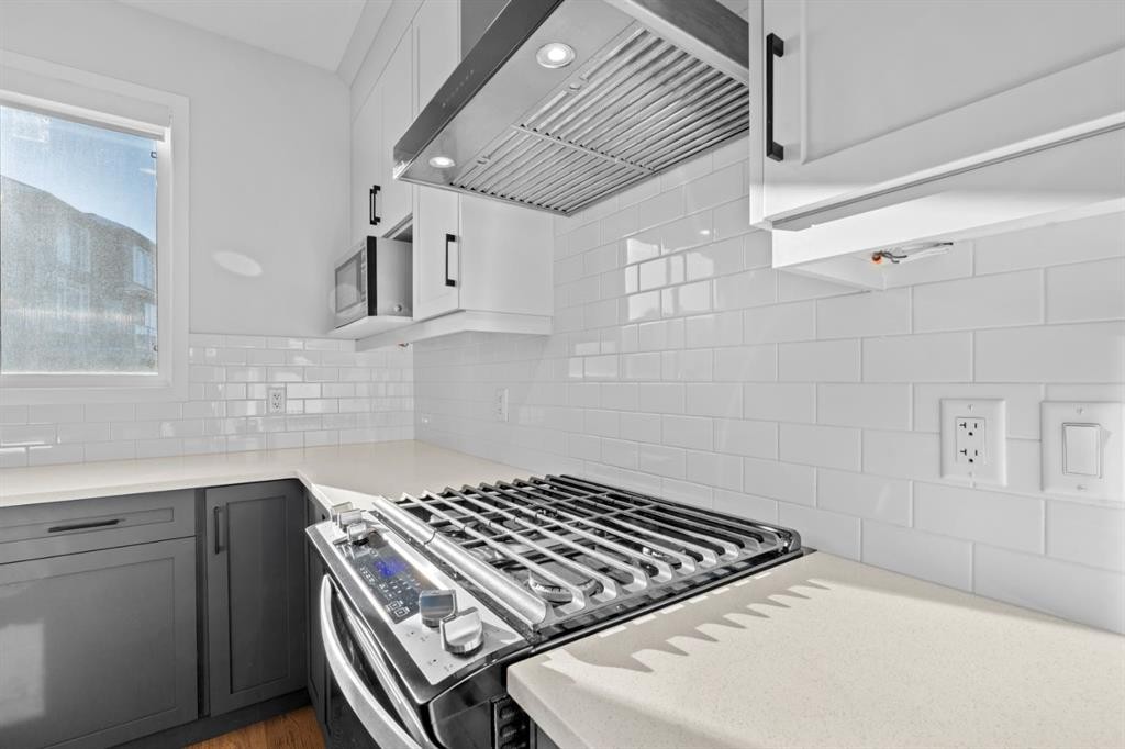 153 Edith Way Nw, Calgary, AB - Indoor Photo Showing Kitchen With Upgraded Kitchen