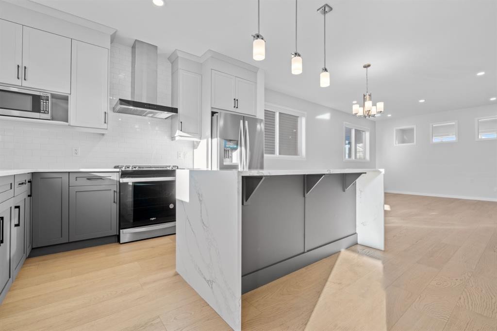 153 Edith Way Nw, Calgary, AB - Indoor Photo Showing Kitchen With Upgraded Kitchen