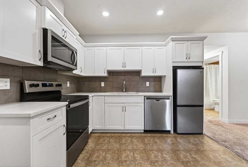 83 Seton Heath Se, Calgary, AB - Indoor Photo Showing Kitchen