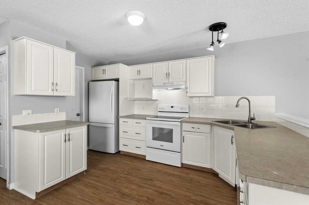 3101 39 Street Sw, Calgary, AB - Indoor Photo Showing Kitchen With Double Sink