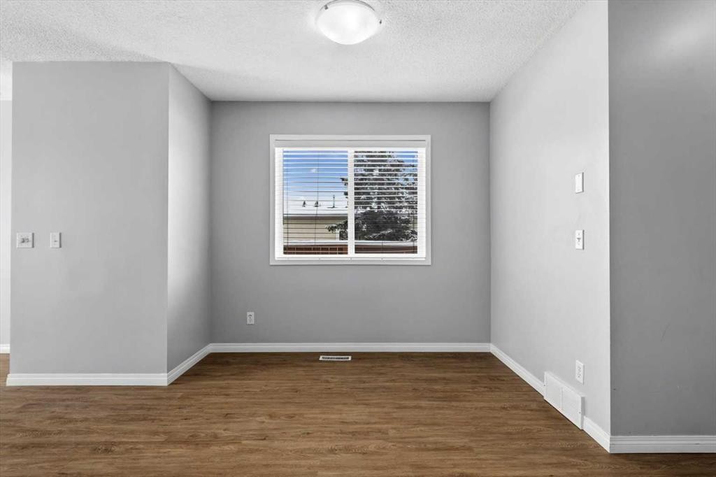3101 39 Street Sw, Calgary, AB - Indoor Photo Showing Other Room