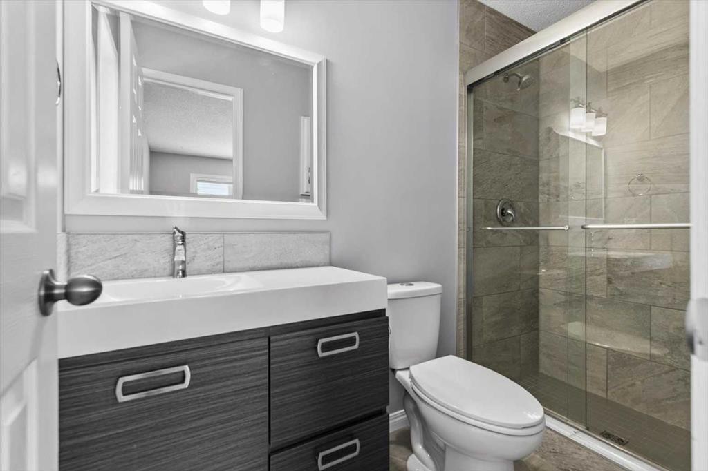 3101 39 Street Sw, Calgary, AB - Indoor Photo Showing Bathroom