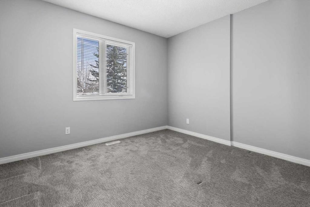 3101 39 Street Sw, Calgary, AB - Indoor Photo Showing Other Room