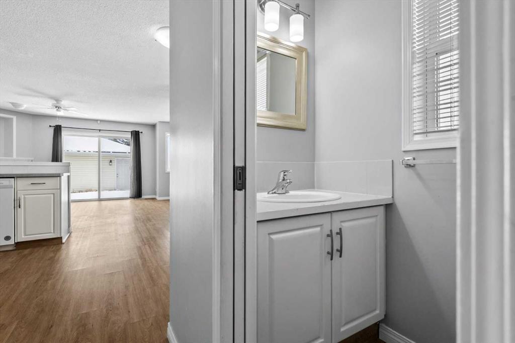 3101 39 Street Sw, Calgary, AB - Indoor Photo Showing Bathroom