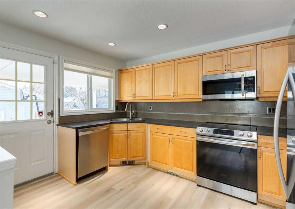 367 Acadia Drive Se, Calgary, AB - Indoor Photo Showing Kitchen
