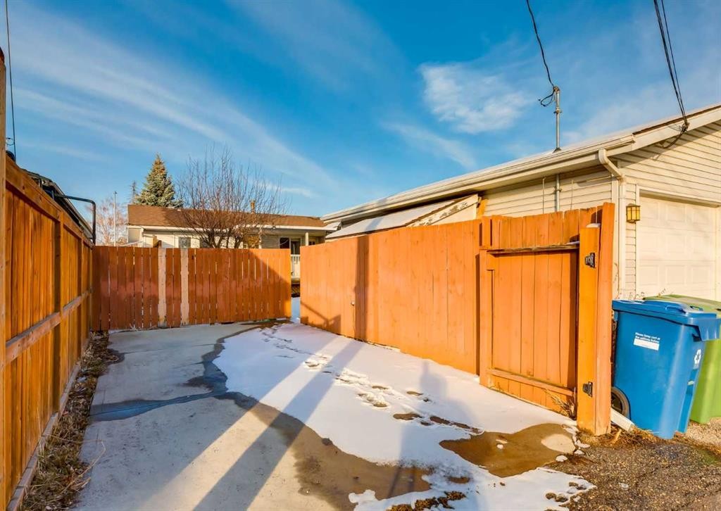 367 Acadia Drive Se, Calgary, AB - Outdoor