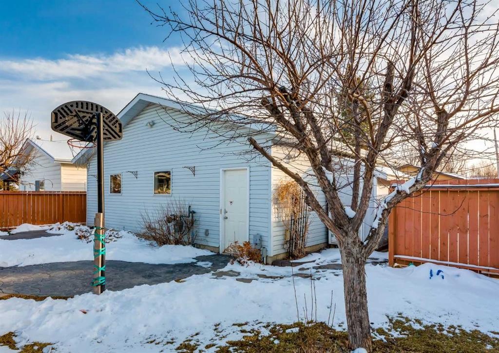 367 Acadia Drive Se, Calgary, AB - Outdoor