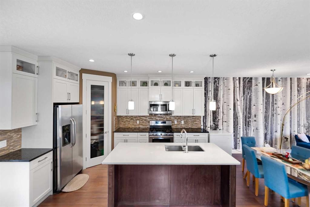 4410 17 Avenue Nw, Calgary, AB - Indoor Photo Showing Kitchen With Upgraded Kitchen