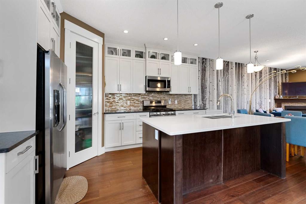 4410 17 Avenue Nw, Calgary, AB - Indoor Photo Showing Kitchen With Upgraded Kitchen