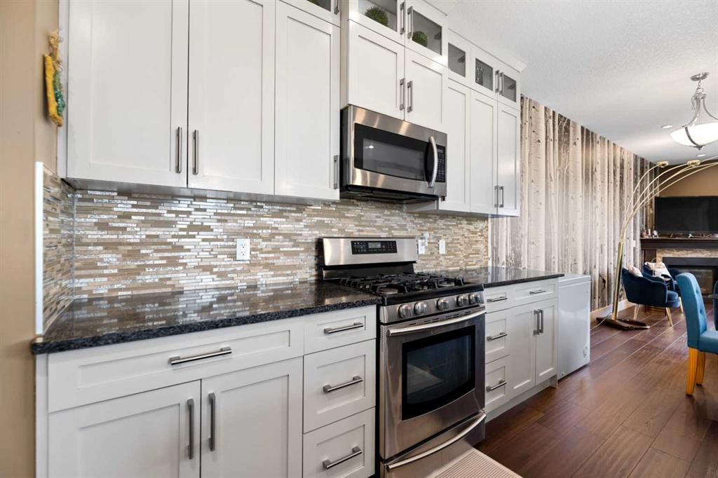 4410 17 Avenue Nw, Calgary, AB - Indoor Photo Showing Kitchen With Upgraded Kitchen
