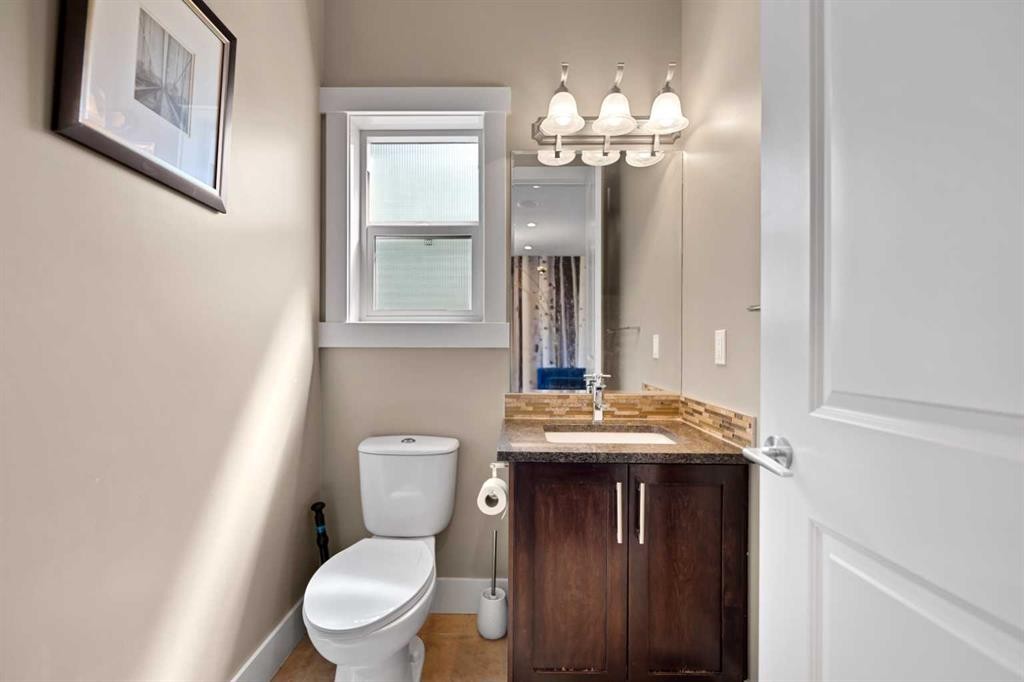 4410 17 Avenue Nw, Calgary, AB - Indoor Photo Showing Bathroom