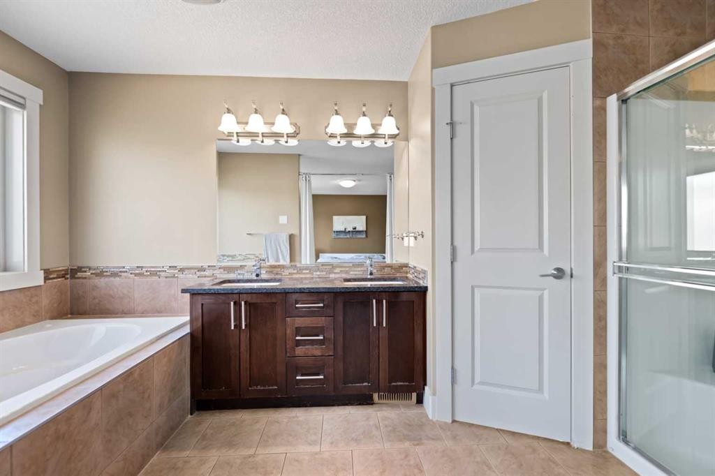 4410 17 Avenue Nw, Calgary, AB - Indoor Photo Showing Bathroom