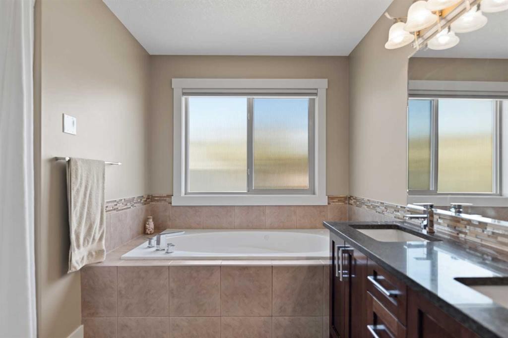 4410 17 Avenue Nw, Calgary, AB - Indoor Photo Showing Bathroom