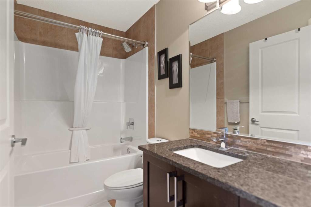 4410 17 Avenue Nw, Calgary, AB - Indoor Photo Showing Bathroom
