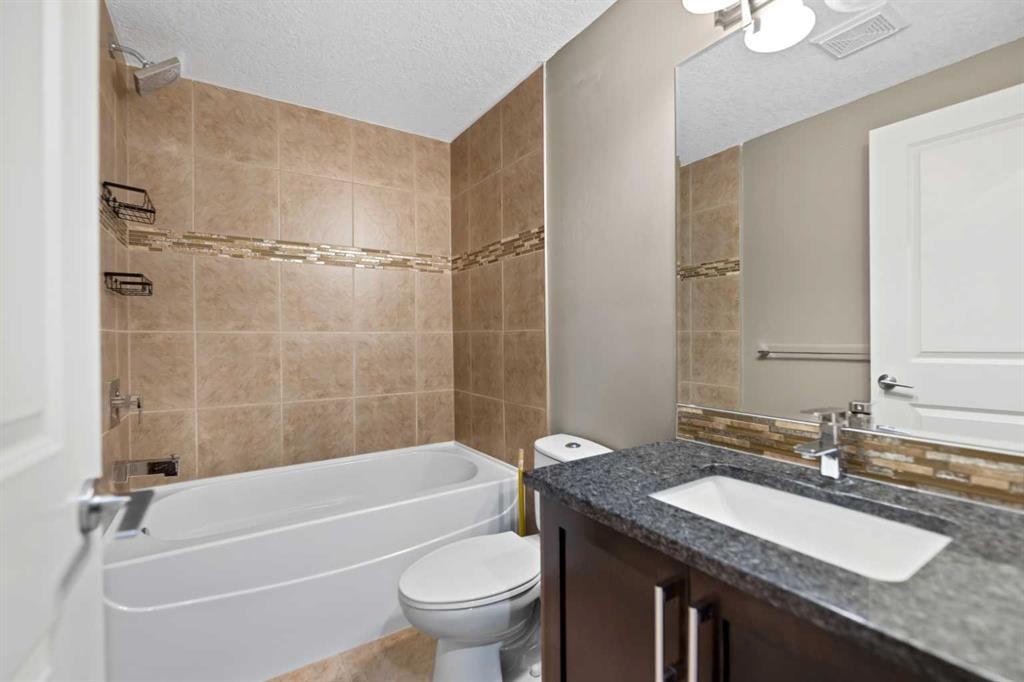 4410 17 Avenue Nw, Calgary, AB - Indoor Photo Showing Bathroom