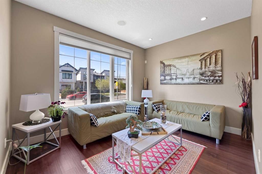 4410 17 Avenue Nw, Calgary, AB - Indoor Photo Showing Living Room